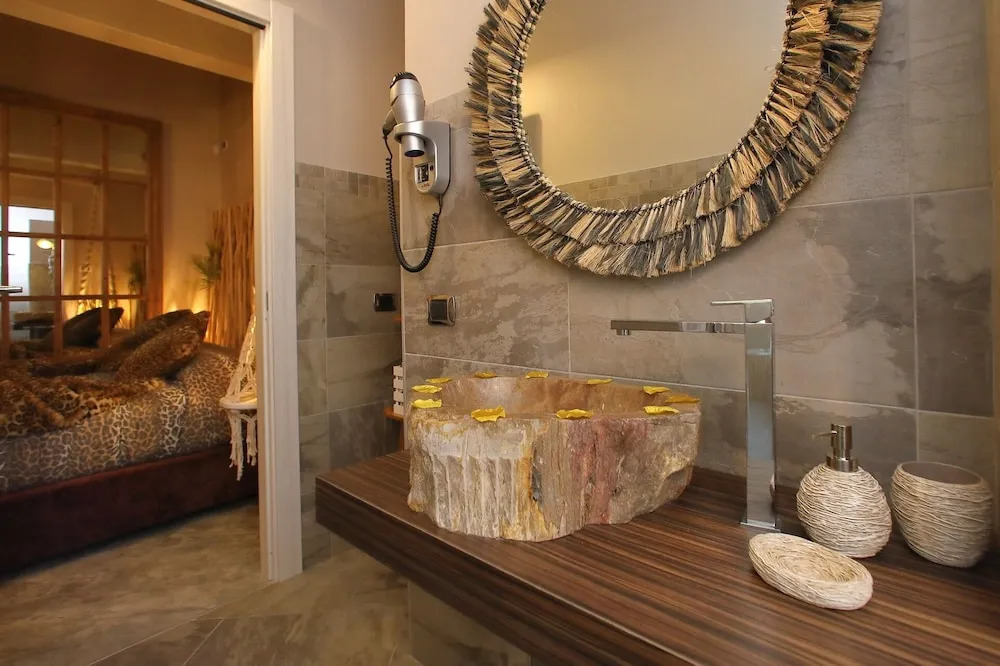 B&B Bellavista Exclusive in zona centrale con piscina riscaldata e Jacuzzi vista lago LA COLAZIONE viene servita in una pasticceria rinomata ed esclusiva esterna alla struttura