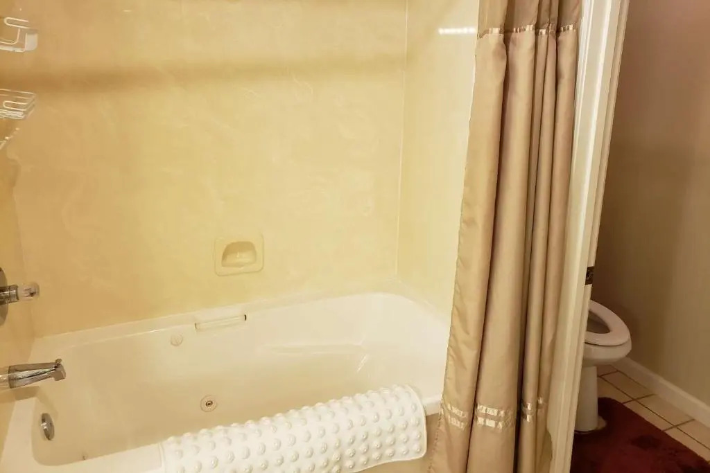 Foothill's Luxury 2BDR Ground Floor Condo in 1000 Hill's