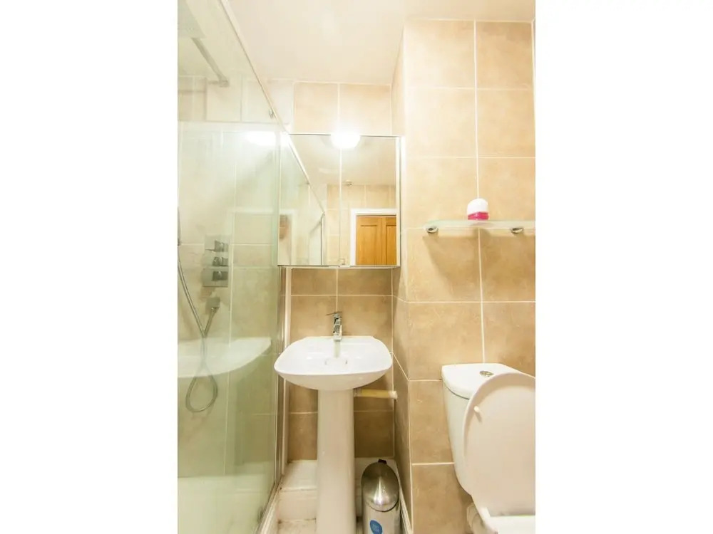 Bright and Spacious Flat Near Borough