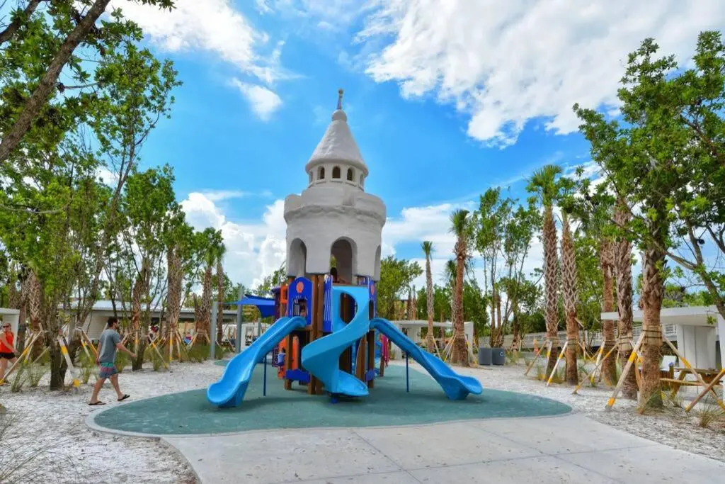 Siesta Key Village-Suite #2: A block to the Beach