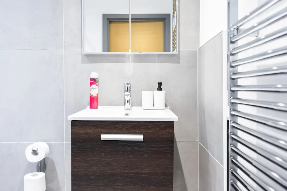 2 Bed 2 Bath Deluxe Flat in Kensington