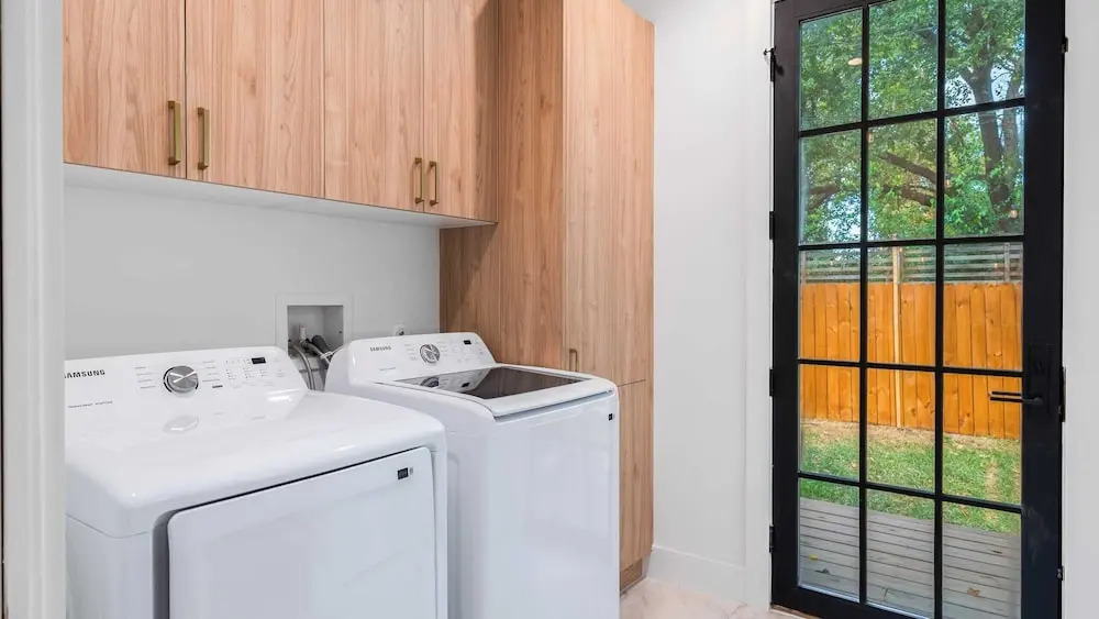 Stylish Home With Firepit & Balcony Steps From Austins Best Near Rainey St, Lady Bird Lake & Downtown The Ashlee by Avantstay