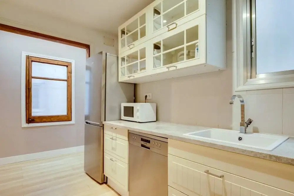 Cosy 3 Bed 2 Bath in Vibrant Eixample, Near Metro