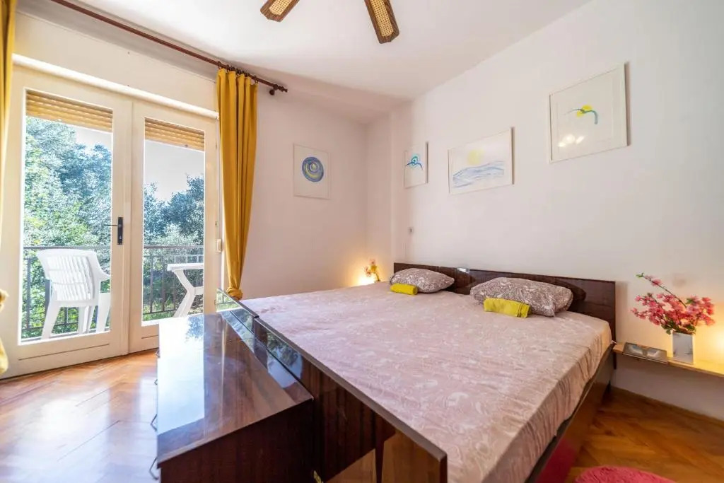 Fia 70s Beach Apartment