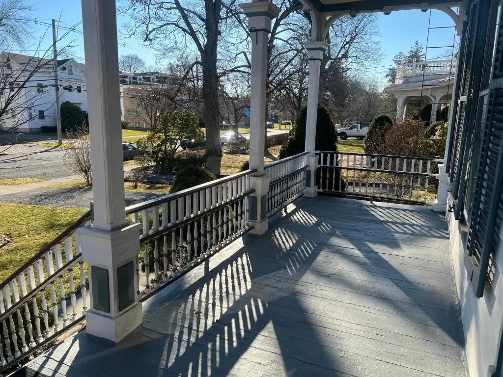 1 Br Private Victorian Apt in Convenient City Location on Half Acre Sleeps 4