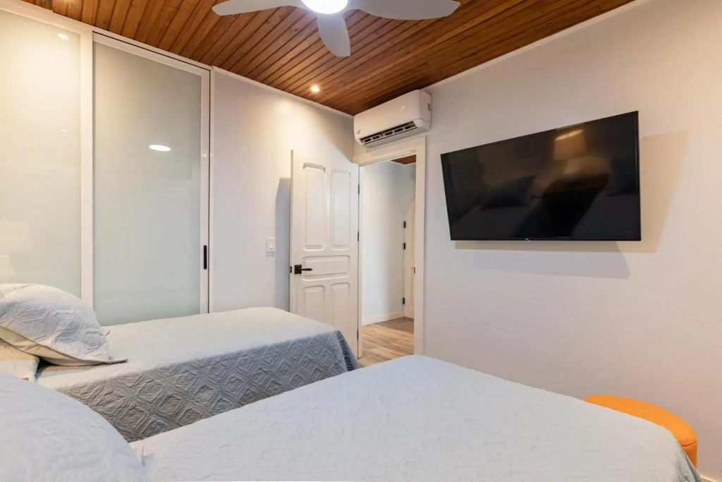 Flamingo Marina Cove 404- Oceanfront condo