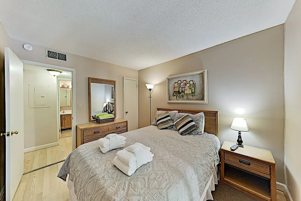Poolside , Steps From The Beach! 1 Bedroom Condo
