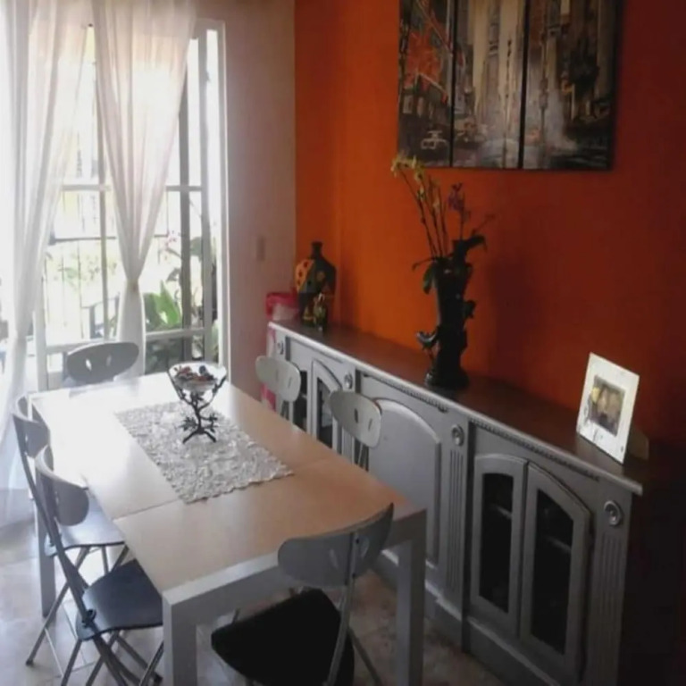 Nely y Pietro share apartment