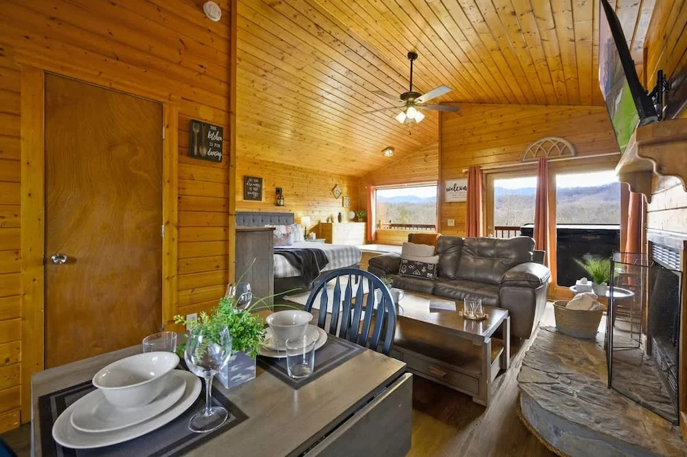 Great View Location Studio Log Cabin Hot Tub