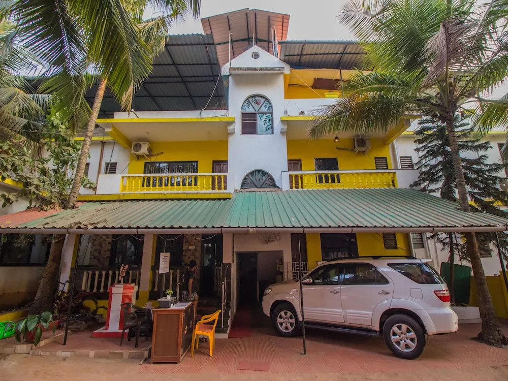 OYO 12041 Home Bright Studio Candolim Beach