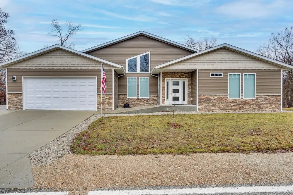 Lake Ozark Apartment w/ Balcony < 1 Mi to Water!