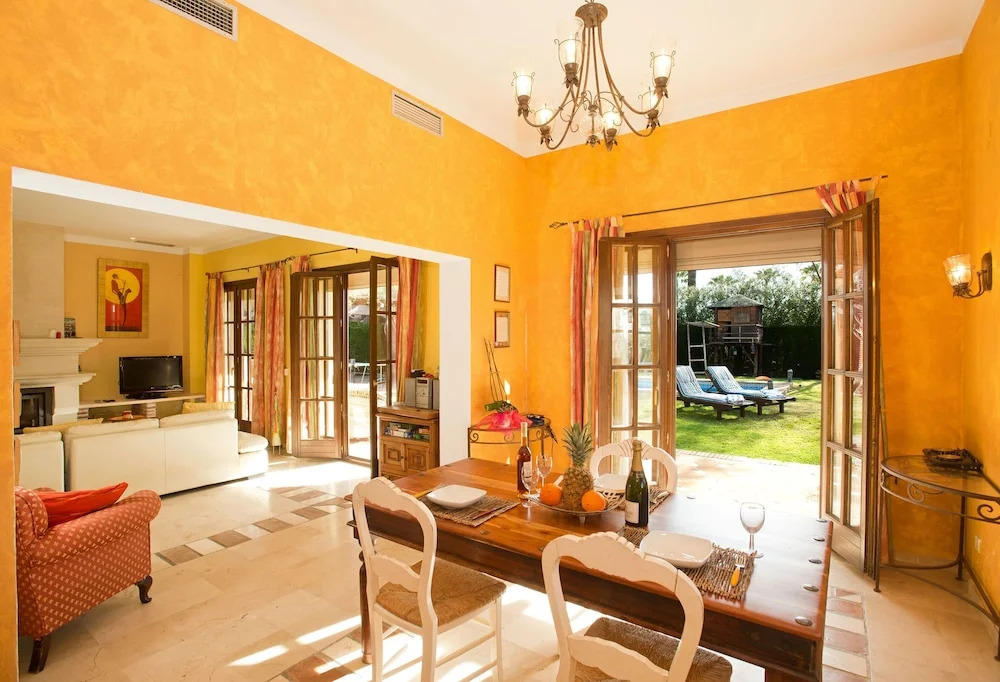 Holiday villa with 5 bedrooms, private pool, Nueva Andalucia, Marbella