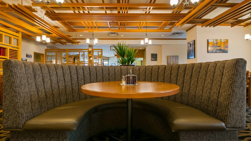Invermere Inn & Suites
