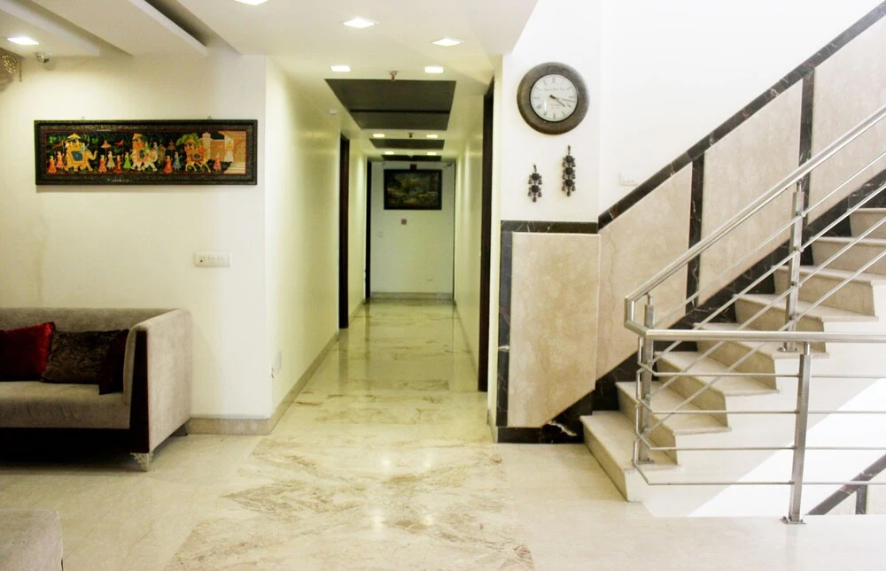 Qotel Signature Lavish Inn - Hotel in Rajouri Garden Near Metro & Pacific Mall