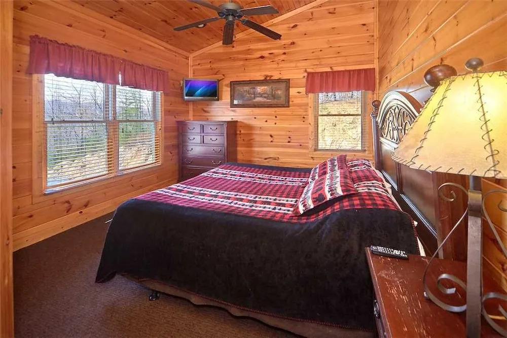 Tennessee Walts 4 Bedroom Mountain View Home with Hot Tub