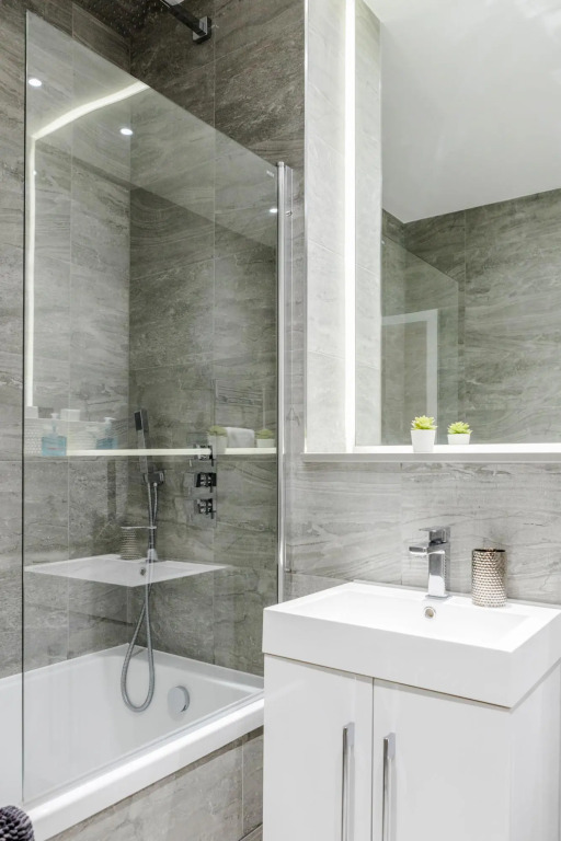 2 Bedroom Top Floor Grosvenor's Luxury Apartment - 5 mins Walk to the Station, Free WiFi