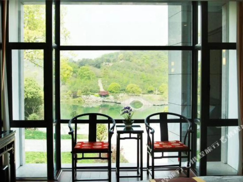 Lake Home Hotel