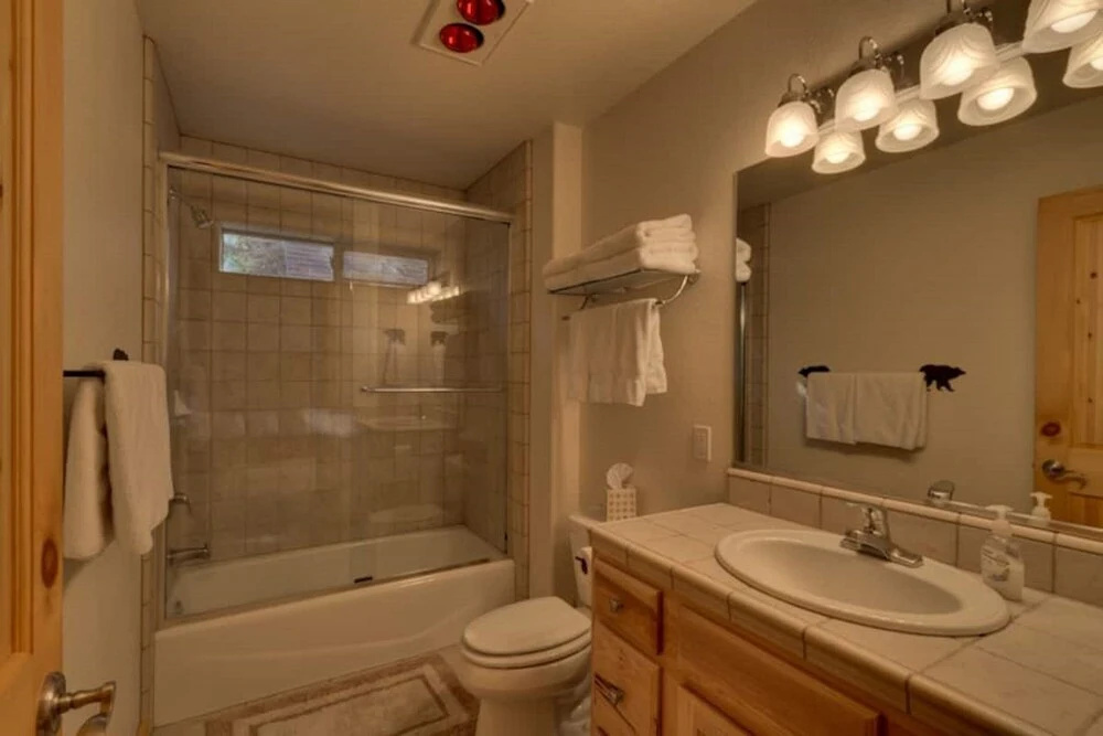 Private Hot Tub, Close to Tahoe's Famous Beaches