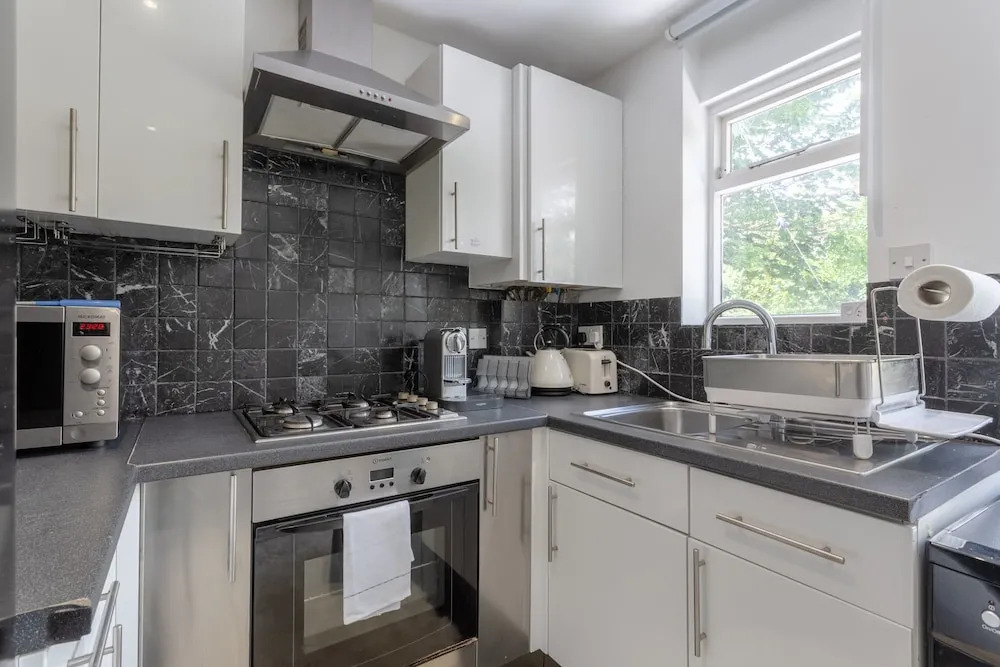 Modern 2 Bedroom in Queens Park With Garden