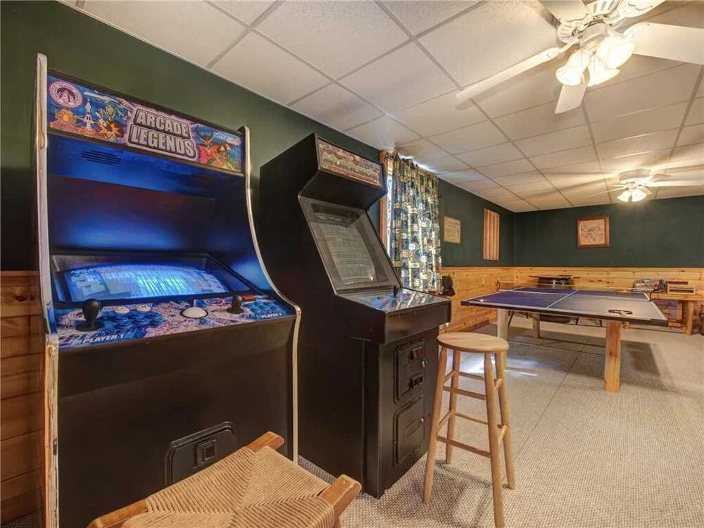Wilderness Theater and Lodge 3 Bedroom Home with Hot Tub