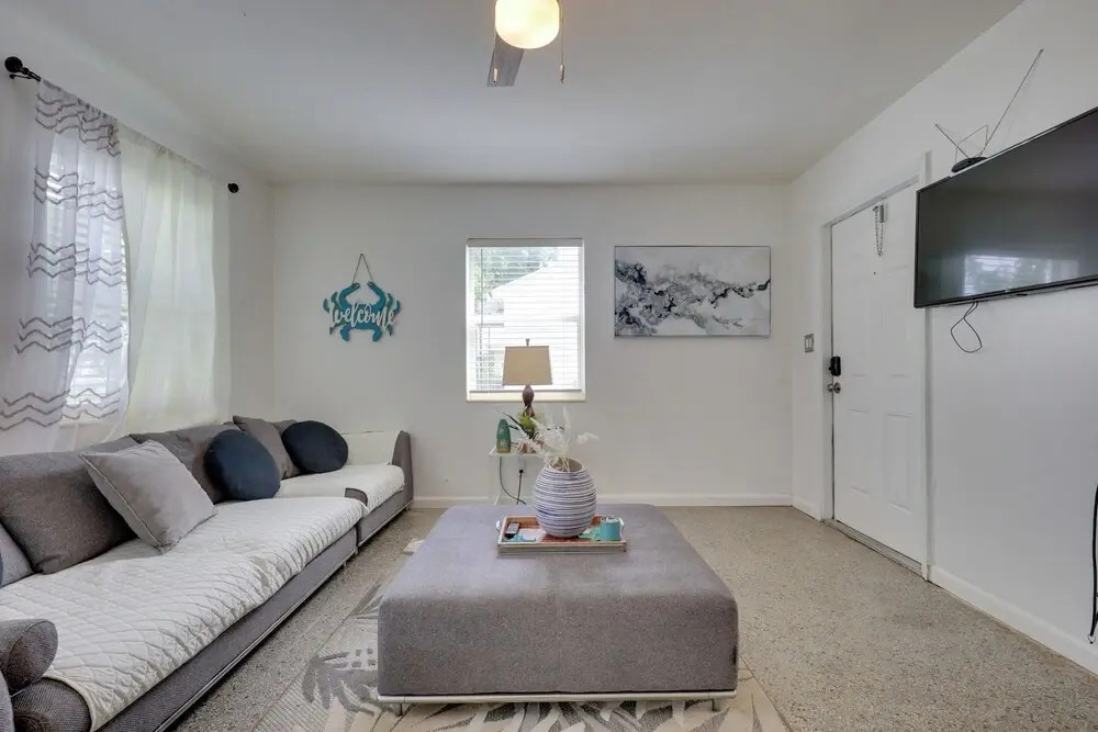 3 Mi to Beach: Quaint Home w/ Patio in Hollywood
