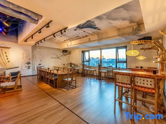 Qingmo Nianhua Youth Hostel (Huimin Street Bell and Drum Tower Subway Station Branch)
