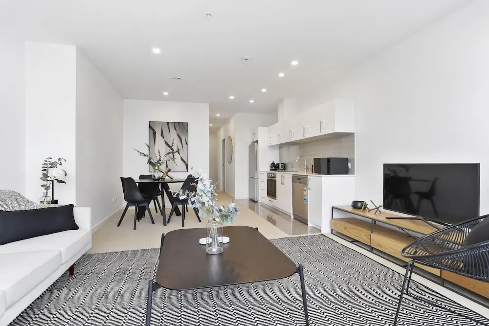 Newly refurbished penthouse apartment w carpark!