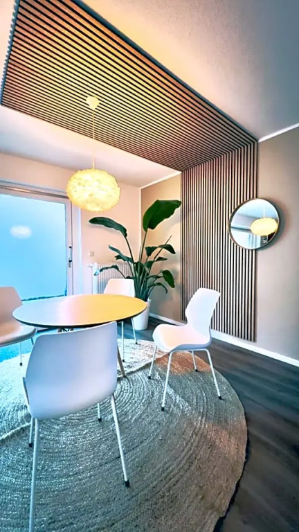 Großes City-Ferienhaus mit Terrasse, Grill und Parkplatz F19