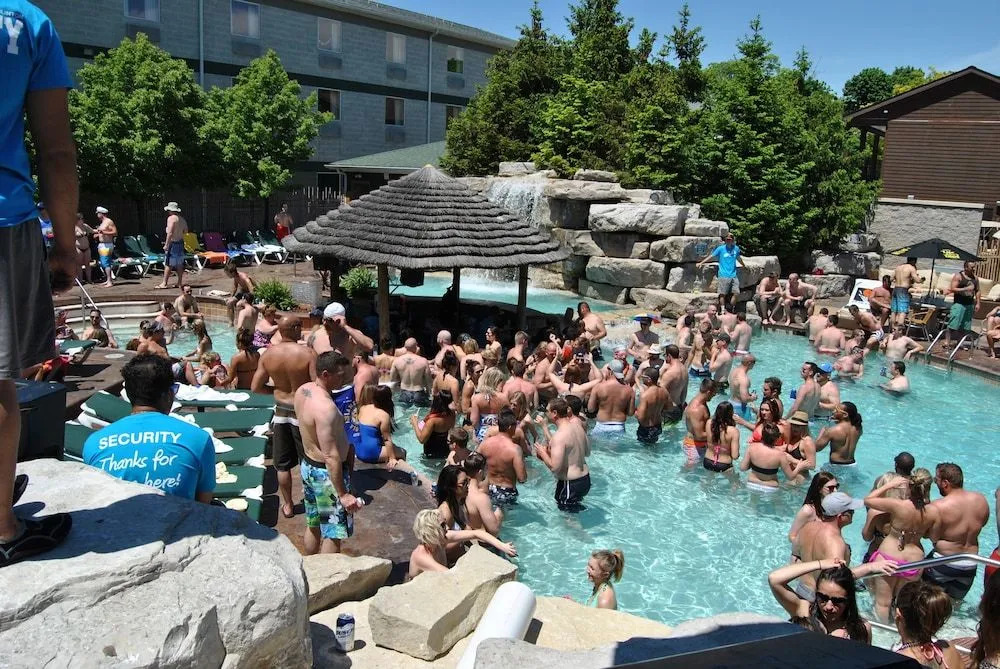Commodore Resort