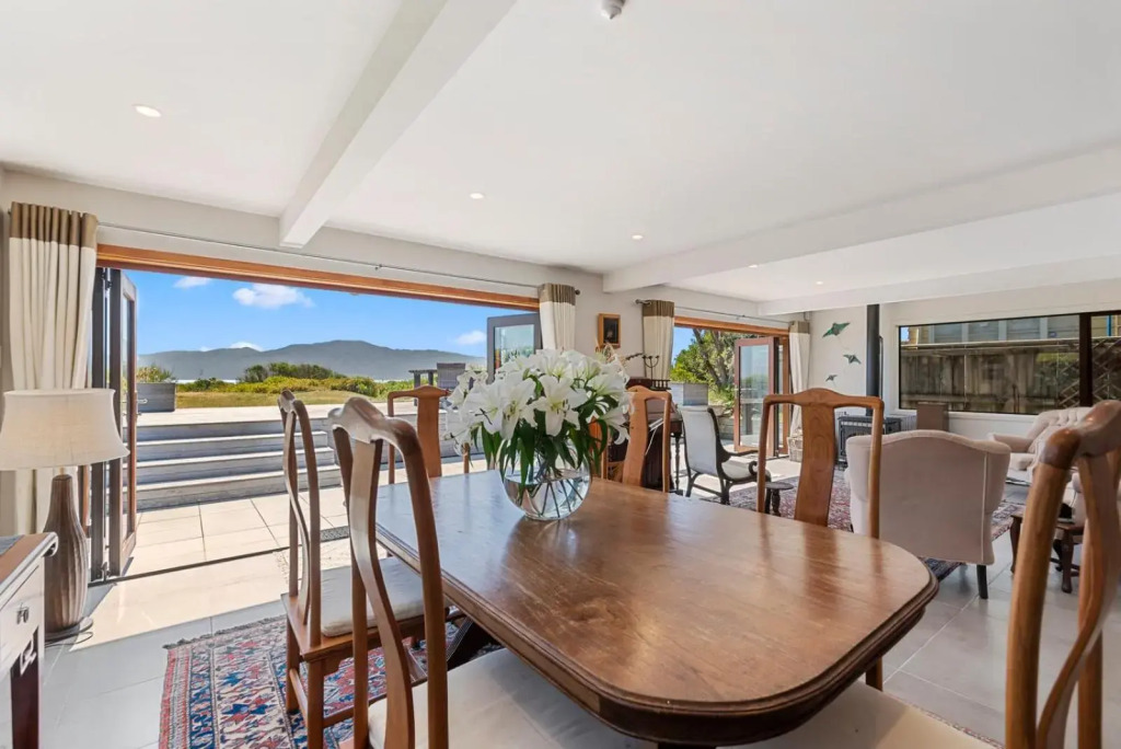 Island View Beach House - Paraparaumu Beach Home