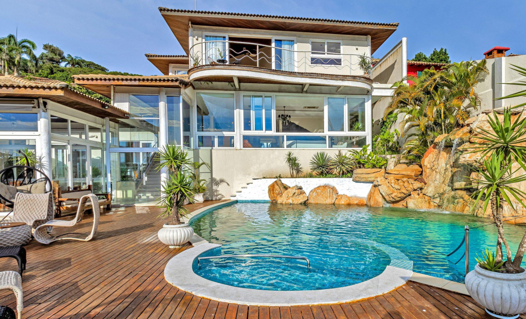 Maravilhosa Mansão em Frente à Praia da Ferradura Por Luxury Rentals
