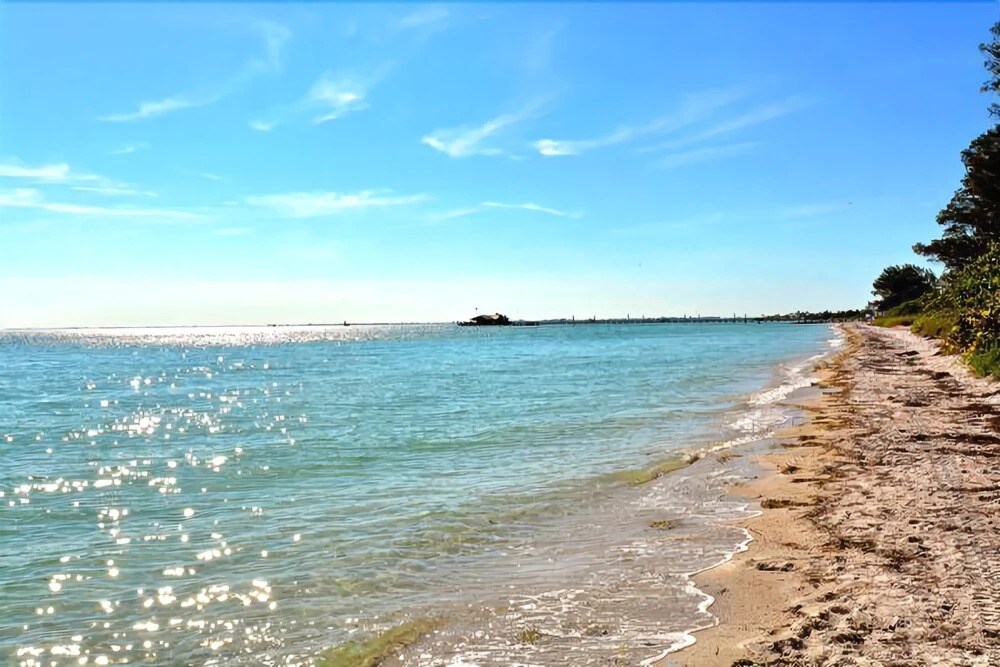 Pier House 3 Bedrooms 2 Bathrooms Home