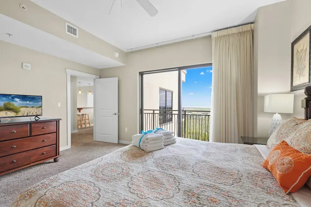 Across From The Beach! Near Pier Park & Dining! Sleeps 6! 2 BR / 2 BA