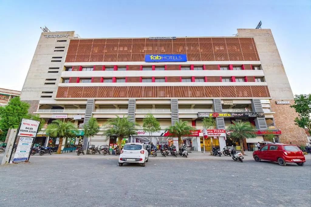FabHotel Lee Grand Inn