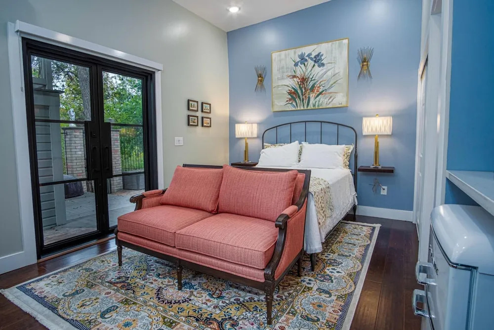 Exquisite Studio Guesthouse Near Downtown s Core