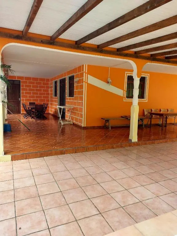 Maison charmante à Pointe Noire, vue montagne, jardin privé