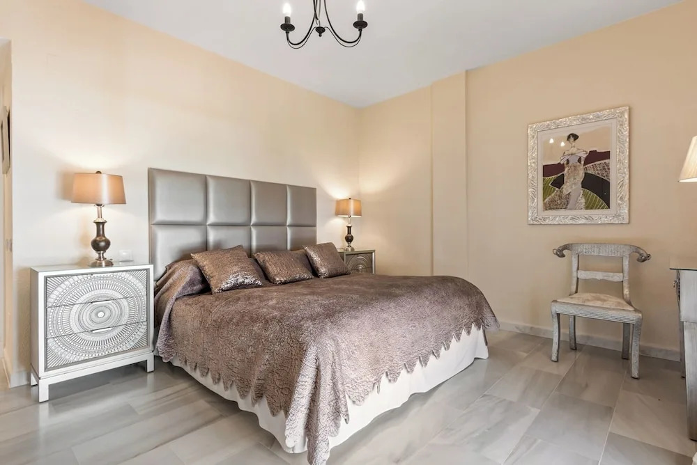 Beachfront Apt for a no Car Holiday Puerto Banus, Free Wifiparkingtvaircon