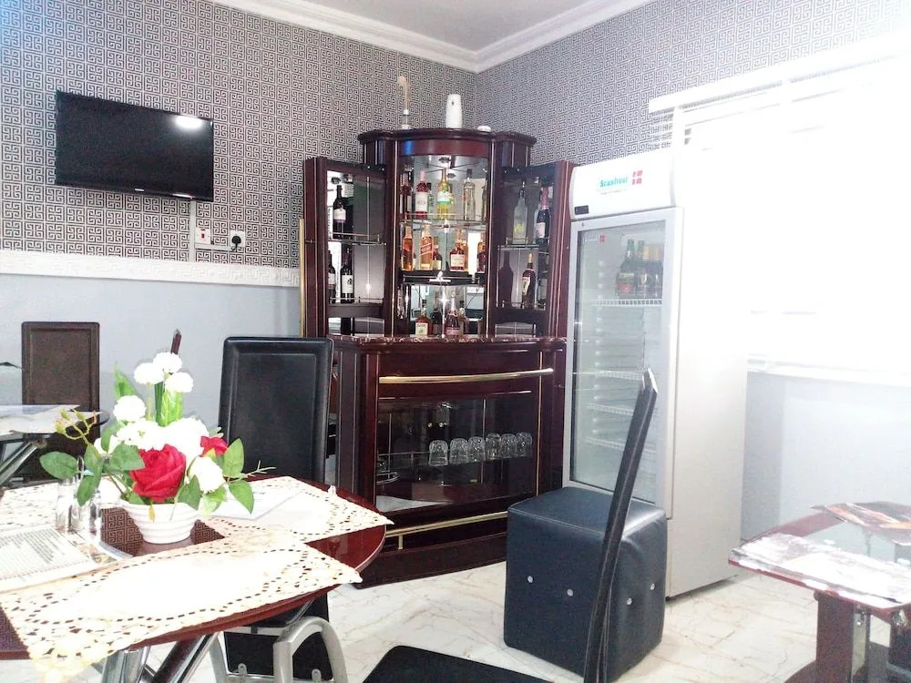 Multifield Hotel & Suites