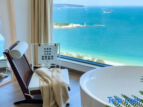 Dongshan Blue Crystal Seaside Homestay (Double-faced Hainanmen Bay Branch)