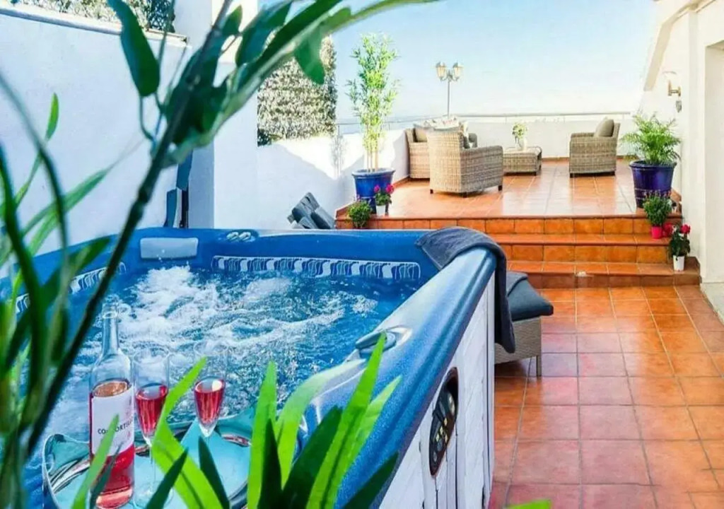 ✰ Luxurious 5 Bedroom PENTHOUSE. Sea Views. Hot Tub. BBQ. Golden Mile