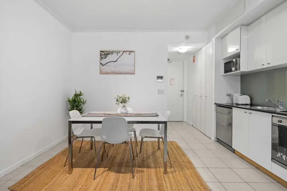 Bright & Spacious Stay for 6 Near Darling Harbour