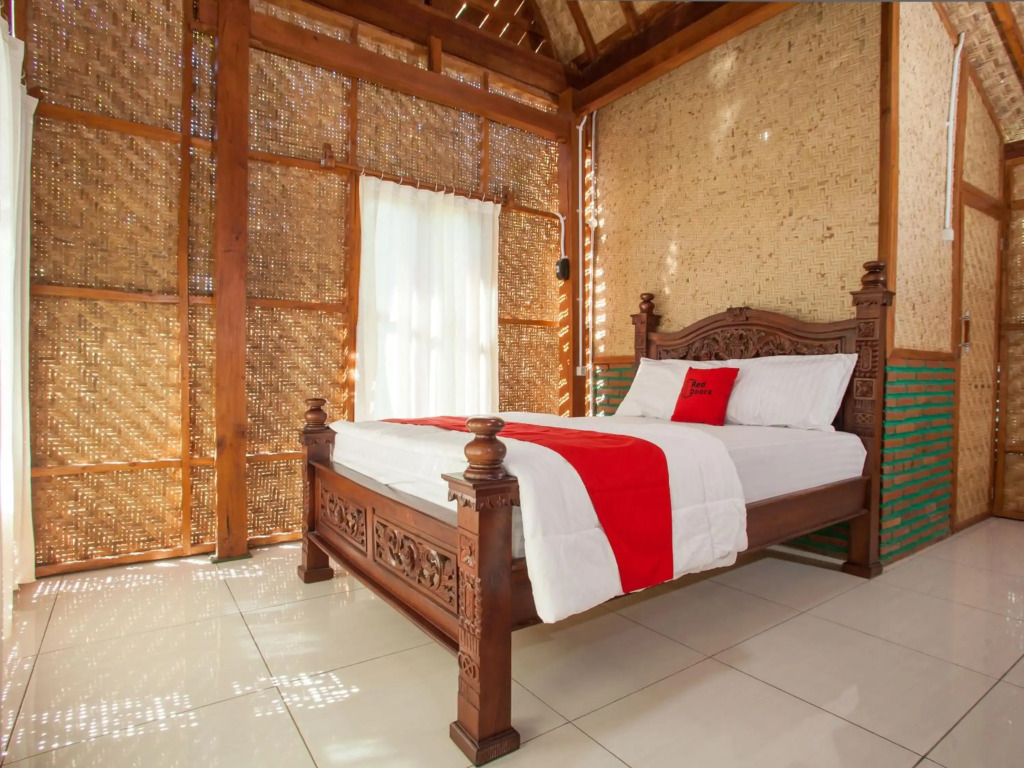 RedDoorz Near Karangasem Train Station 2