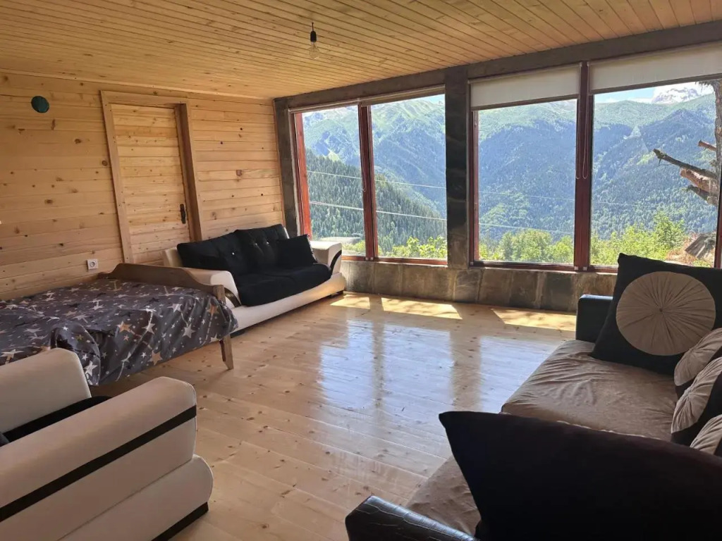 Heshkili huts Svaneti