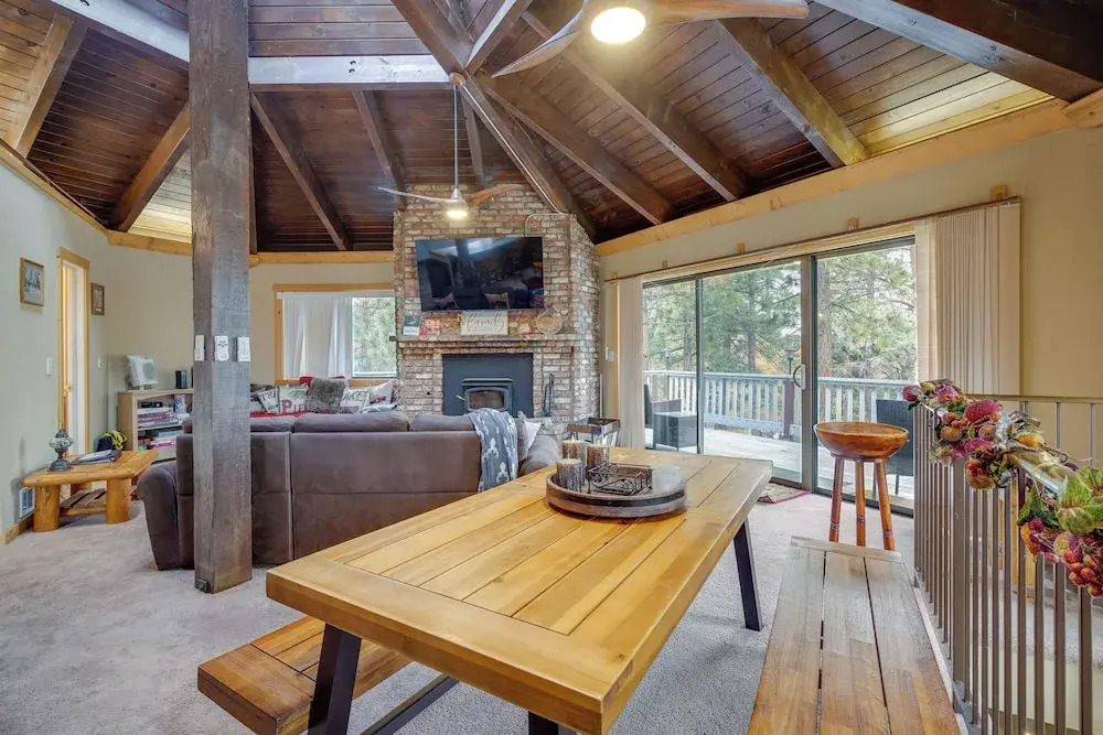 Big Bear Cabin w/ Hot Tub < 3 Mi to Skiing!
