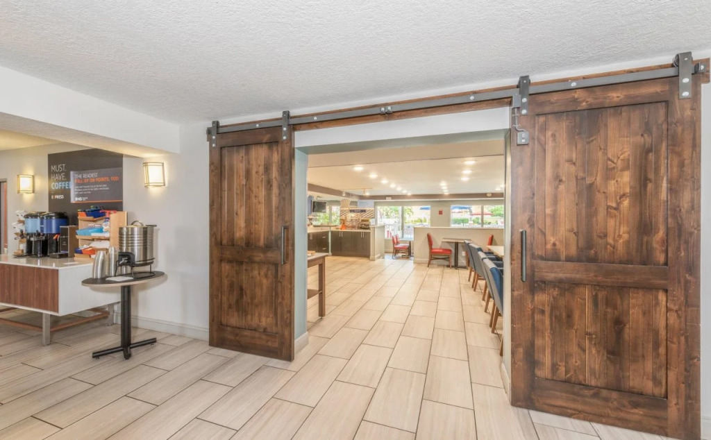Holiday Inn Express Hotel & Suites Bradenton West by IHG