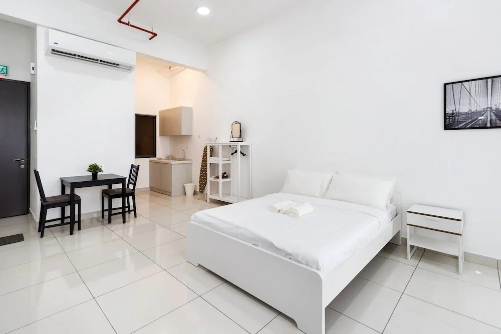Bright and Comfy Studio 10 Minutes From Klcc