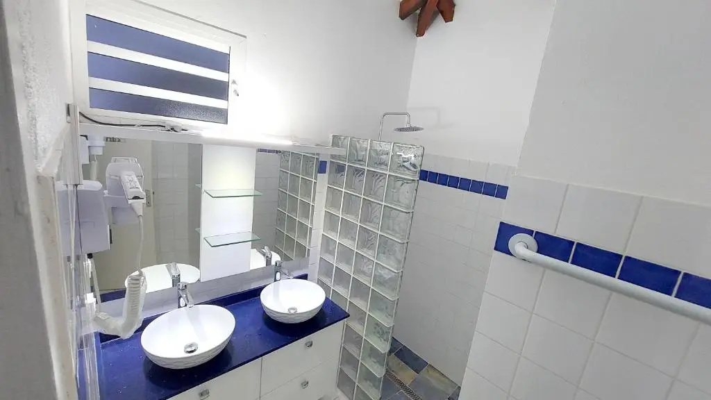 Bungalow dune chambre avec piscine partagee jardin clos et wifi a Capesterre Belle Eau