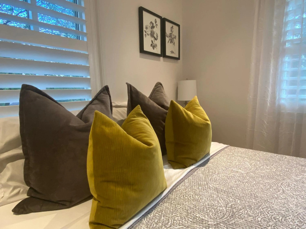 Bright Bedroom- YYZ, Humber College, EGH, Quiet