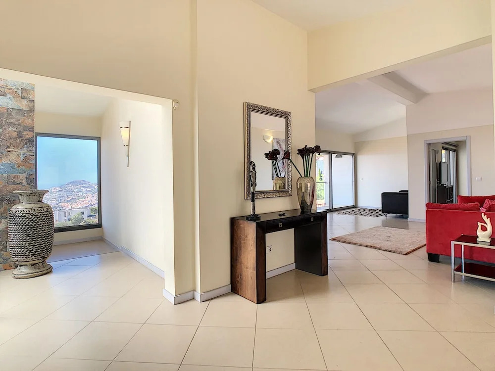 Villa Moniz by LovelyStay