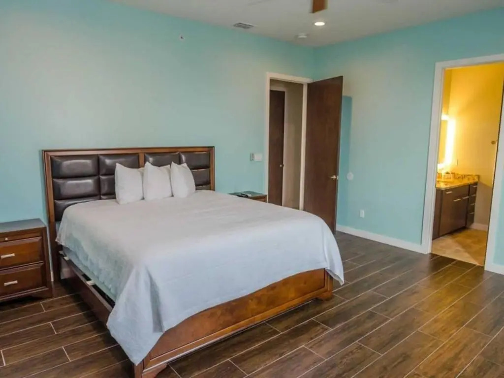5 BEDROOM BEACHFRONT CONDO - 4th Floor